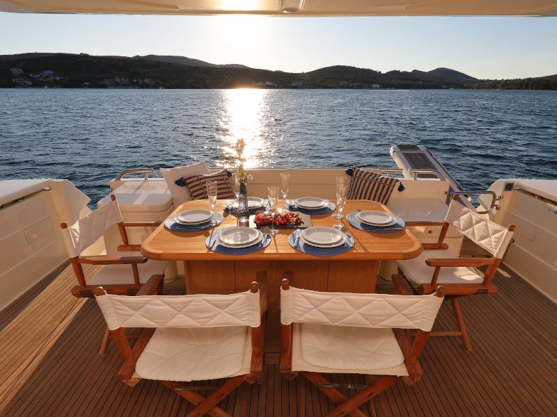 Book yachts online - motorboat - Ferretti 681 - DOMINIQUE - rent