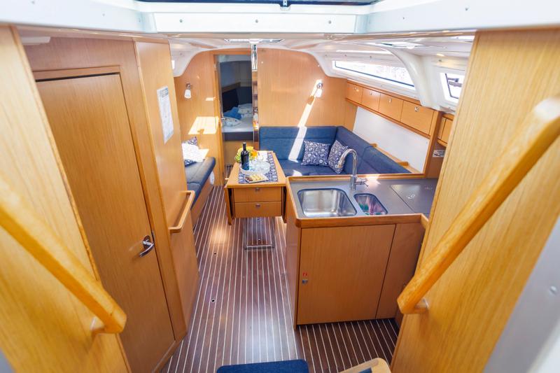 Book yachts online - sailboat - Bavaria 37 Cruiser - Summer Wind - rent