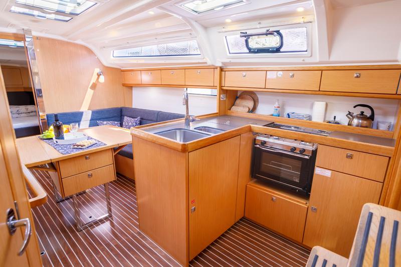 Book yachts online - sailboat - Bavaria 37 Cruiser - Summer Wind - rent