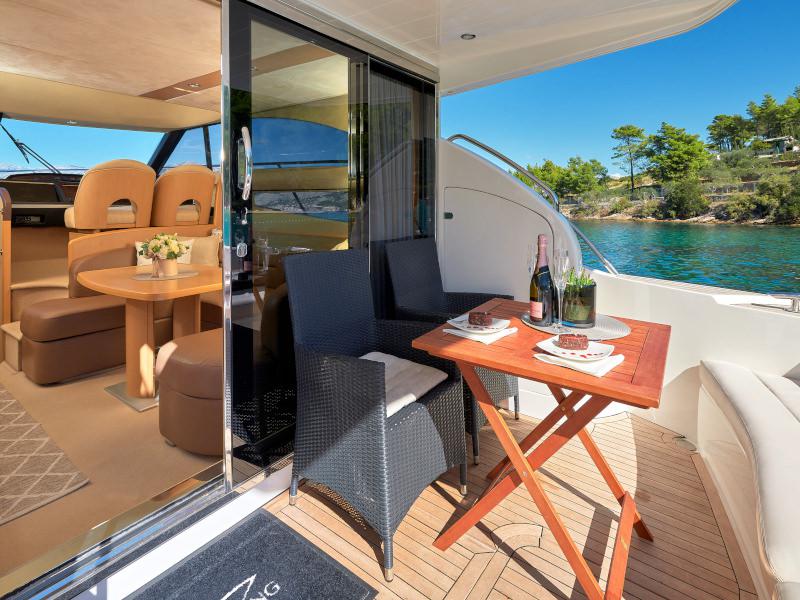 Book yachts online - motorboat - Princess 42 - Touché - rent