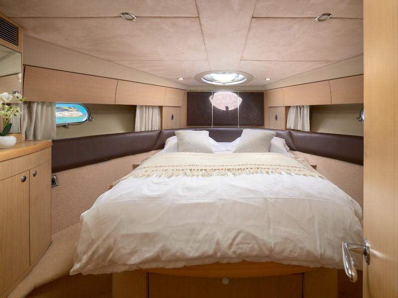 Book yachts online - motorboat - Princess 42 - Touché - rent