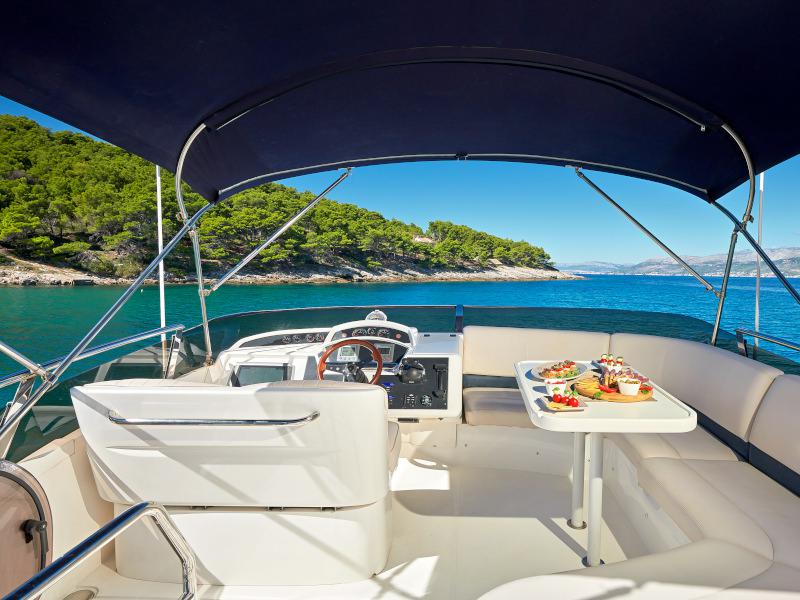 Book yachts online - motorboat - Princess 42 - Touché - rent