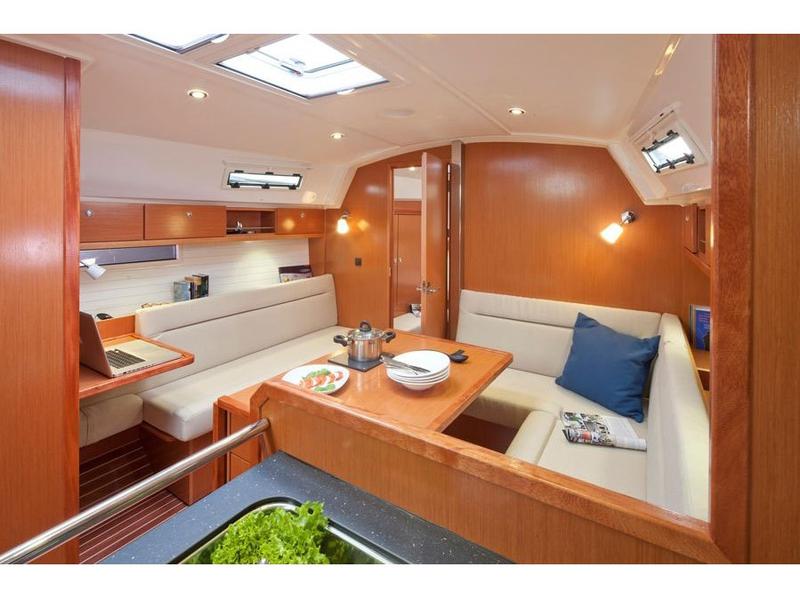 Book yachts online - sailboat - Bavaria Cruiser 36 - Lolita - rent