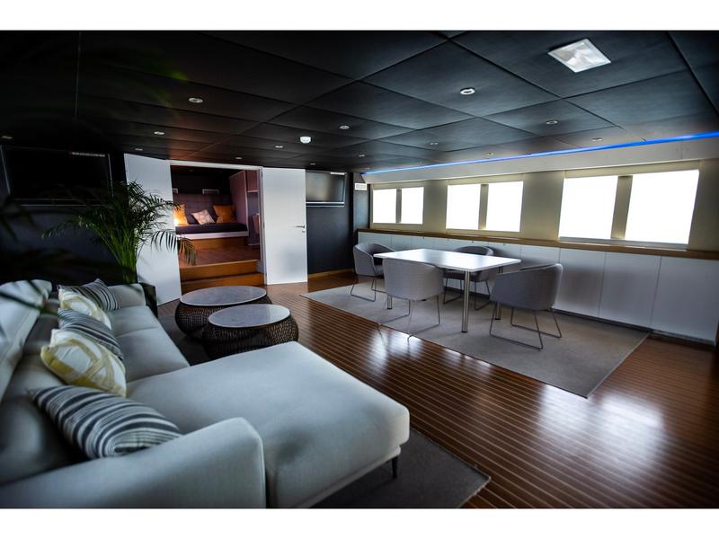 Book yachts online - motorboat - Explorer 92 - Boramar Luxe - rent