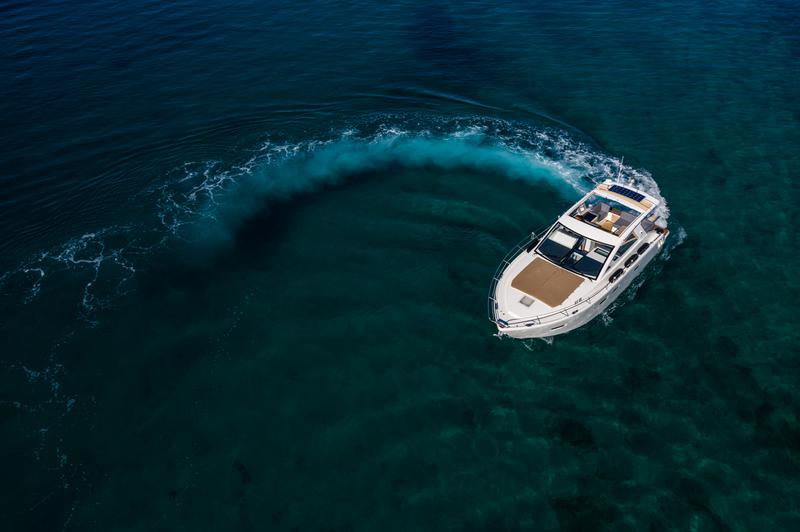 Book yachts online - motorboat - Sealine SC35 - Lara - rent