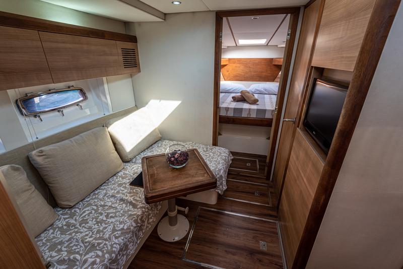Book yachts online - motorboat - Sealine SC35 - Lara - rent