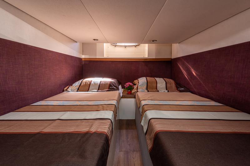 Book yachts online - motorboat - Sealine SC35 - Lara - rent