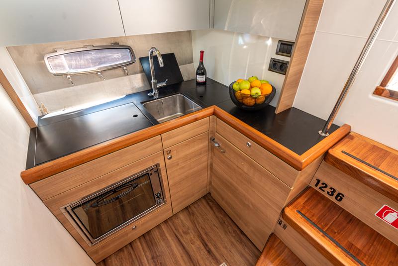 Book yachts online - motorboat - Sealine SC35 - Lara - rent