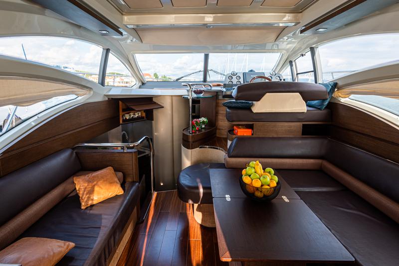 Book yachts online - motorboat - Azimut 43 - Bruna 2 - rent