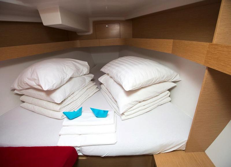 Book yachts online - sailboat - Elan 350 - VICTOR - rent