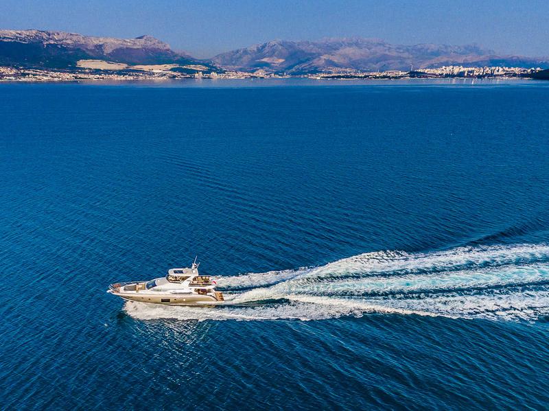 Book yachts online - motorboat - Azimut 66 - Karat II - rent