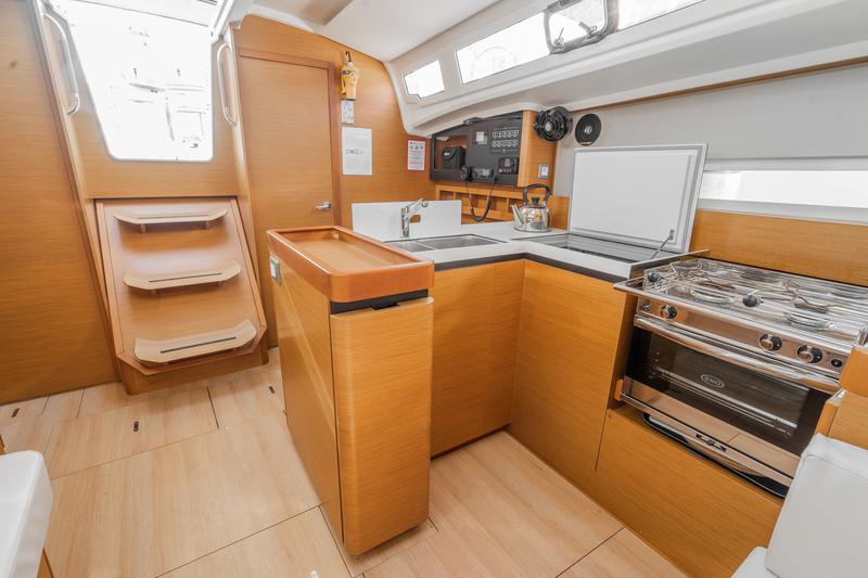 Book yachts online - sailboat - Sun Odyssey 410 - SALTY - rent