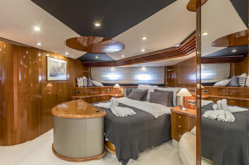 Book yachts online - motorboat - Sunseeker 84 - Skywater - rent