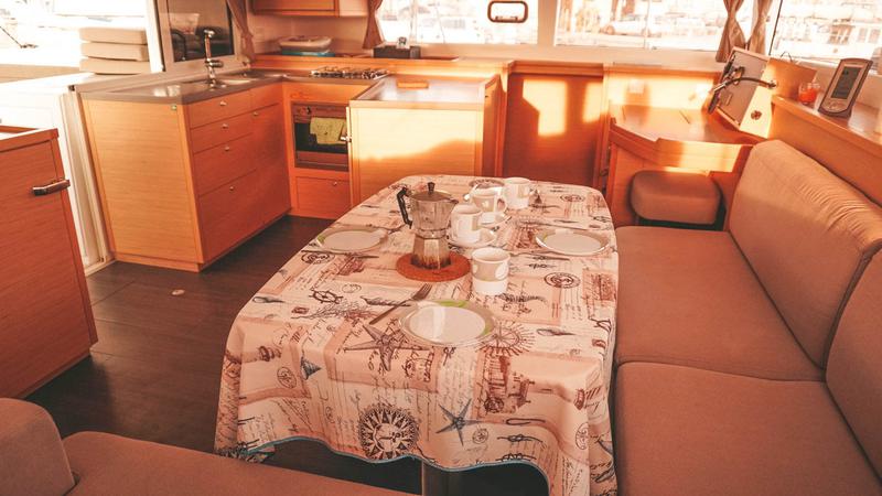 Book yachts online - catamaran - Lagoon 450 - Mia - rent