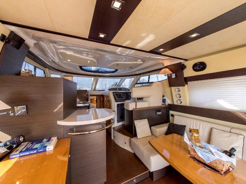Book yachts online - motorboat - Cranchi Atlantique 50 - Danae Fantasea - rent