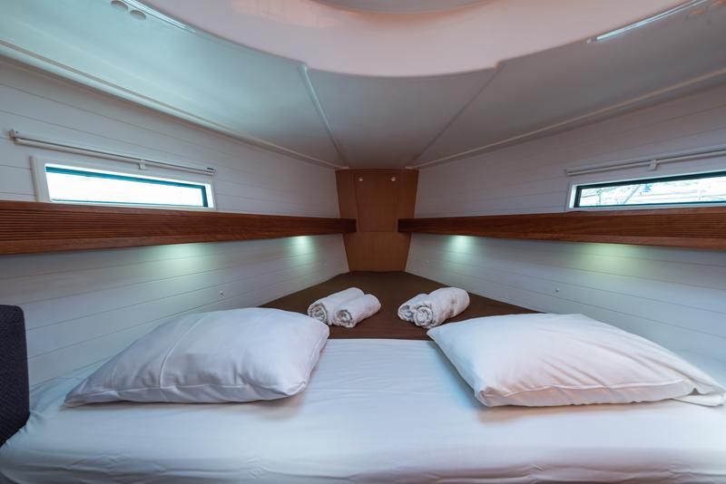 Book yachts online - sailboat - Bavaria 45 Cruiser Owner version - Bunty - Bow &amp; Teak - rent