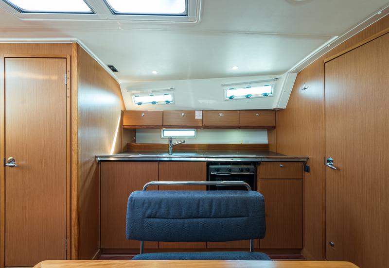 Book yachts online - sailboat - Bavaria 45 Cruiser Owner version - Bunty - Bow &amp; Teak - rent