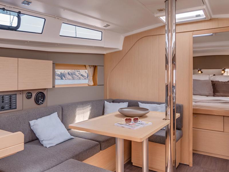 Book yachts online - sailboat - Moorings 382 - Moorings 382 (2018) - rent