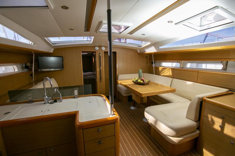 Book yachts online - sailboat - Jeanneau 53 - Oniro ΙΙ - rent