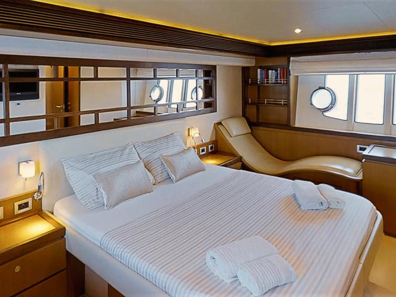Book yachts online - motorboat - Ferretti 630 - AMY - rent