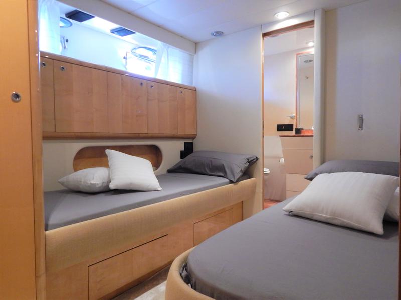 Book yachts online - motorboat - Azimut 76 - Golden Eagle - rent