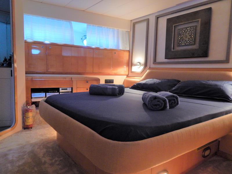 Book yachts online - motorboat - Azimut 76 - Golden Eagle - rent
