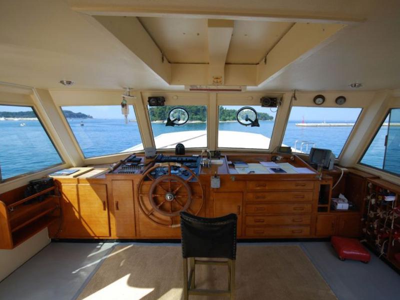Book yachts online - motorboat - Fleur de Lys - Cadabra - rent