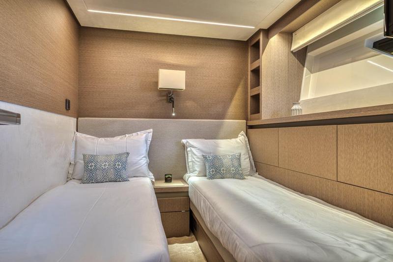 Book yachts online - motorboat - Prestige 690 - ALINA - rent