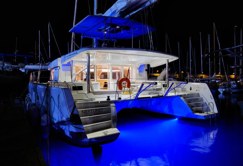 Book yachts online - catamaran - Lagoon 52F - Neptuno Martinique - rent