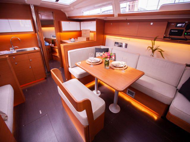 Book yachts online - sailboat - Dufour 430 - Opportune Moment - rent