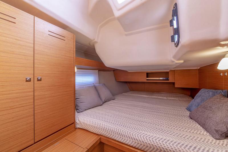 Book yachts online - sailboat - Dufour 430 Grand Large - Scarlet - rent