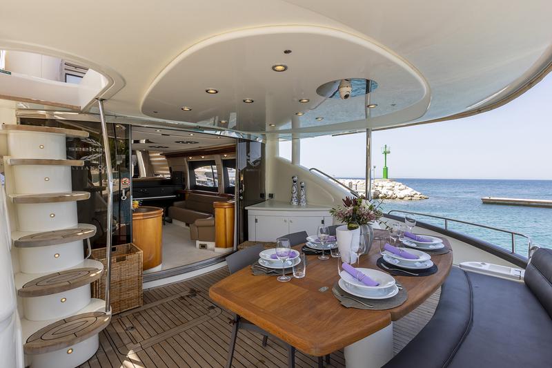 Book yachts online - motorboat - Sunseeker Manhattan 84 - SKYWATER - rent