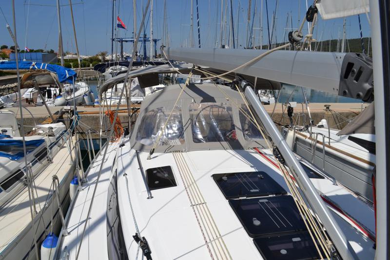 Book yachts online - sailboat - Bavaria 37 Cruiser - Hana - rent