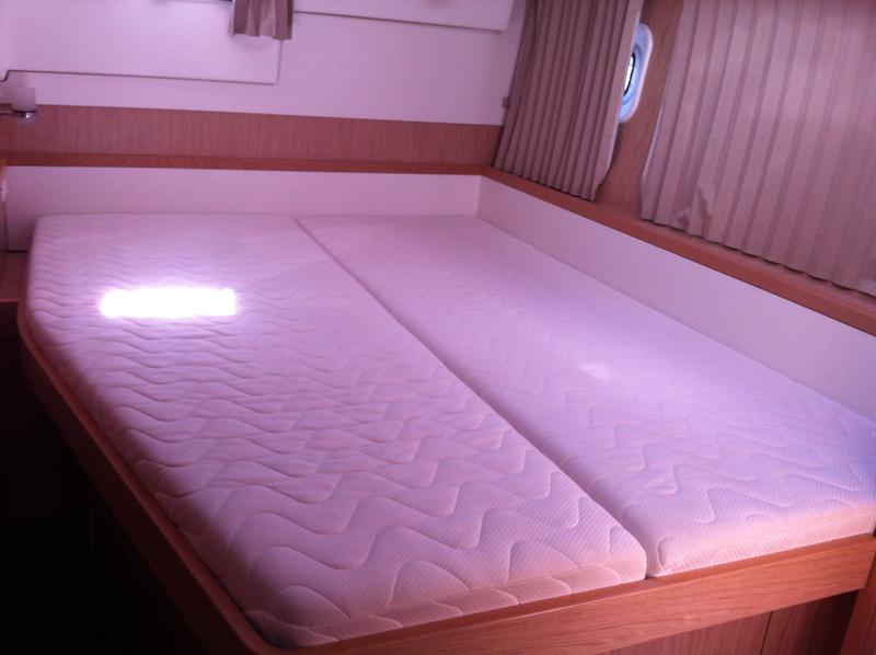 Book yachts online - catamaran - Lagoon 400 S2 - Evelina - rent
