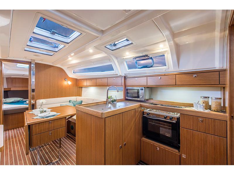 Book yachts online - sailboat - Bavaria 37 '15 - Gust - rent