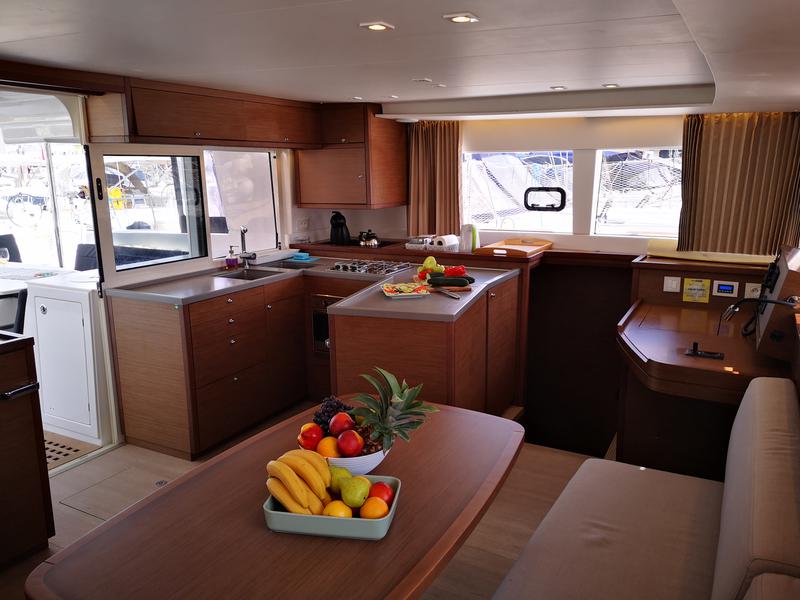 Book yachts online - catamaran - Lagoon 450 Fly - CALM POINT - rent