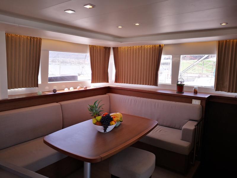 Book yachts online - catamaran - Lagoon 450 Fly - CALM POINT - rent