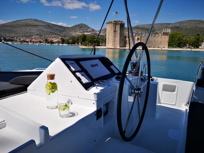 Book yachts online - catamaran - Lagoon 450 Fly - REGGAE POINT - rent
