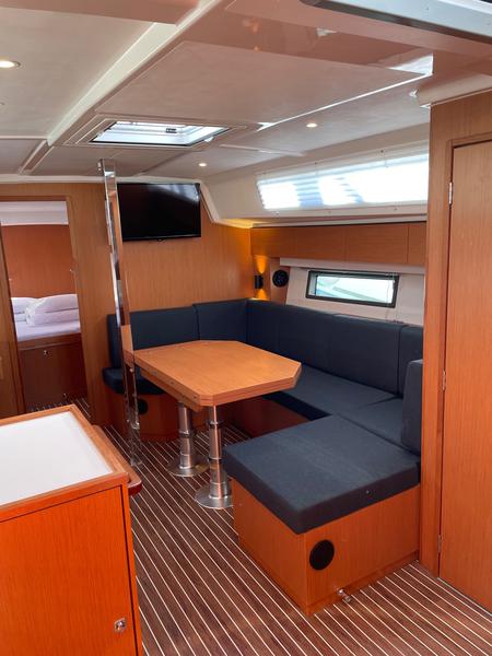 Book yachts online - sailboat - Bavaria C42 - Bella - rent