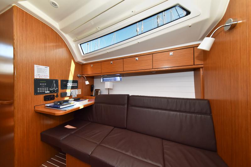 Book yachts online - sailboat - Bavaria 37 - Viviana - rent