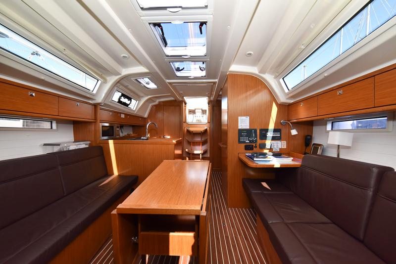 Book yachts online - sailboat - Bavaria 37 - Viviana - rent