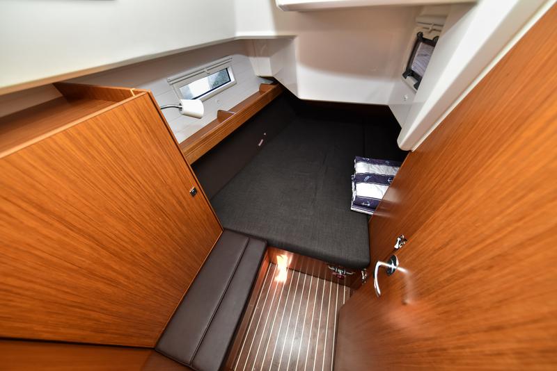 Book yachts online - sailboat - Bavaria 37 - Viviana - rent