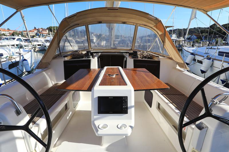 Book yachts online - sailboat - Dufour 412 - Eurus - rent