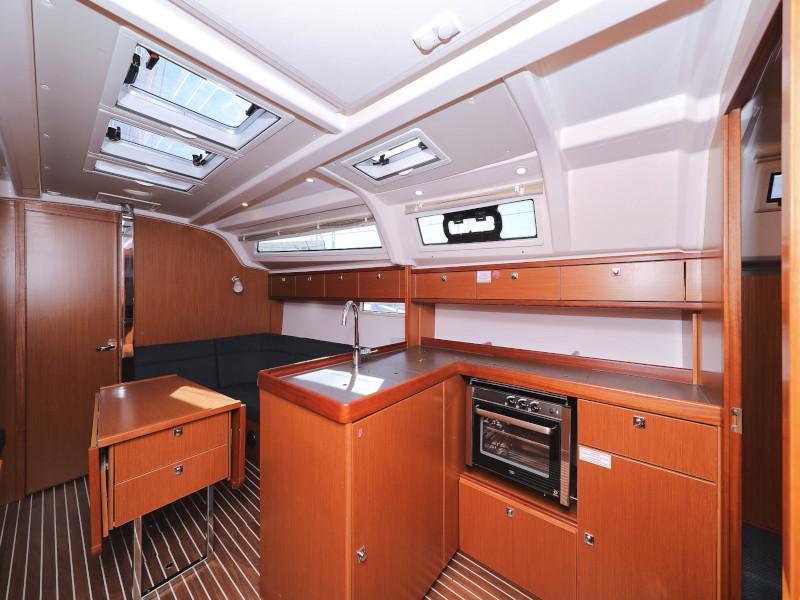 Book yachts online - sailboat - Bavaria Cruiser 37 - Lupe - rent