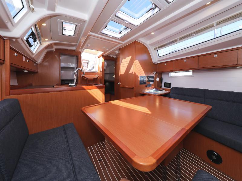 Book yachts online - sailboat - Bavaria Cruiser 37 - Lupe - rent
