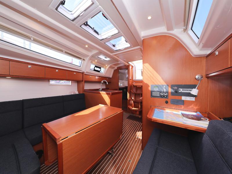 Book yachts online - sailboat - Bavaria Cruiser 37 - Lupe - rent