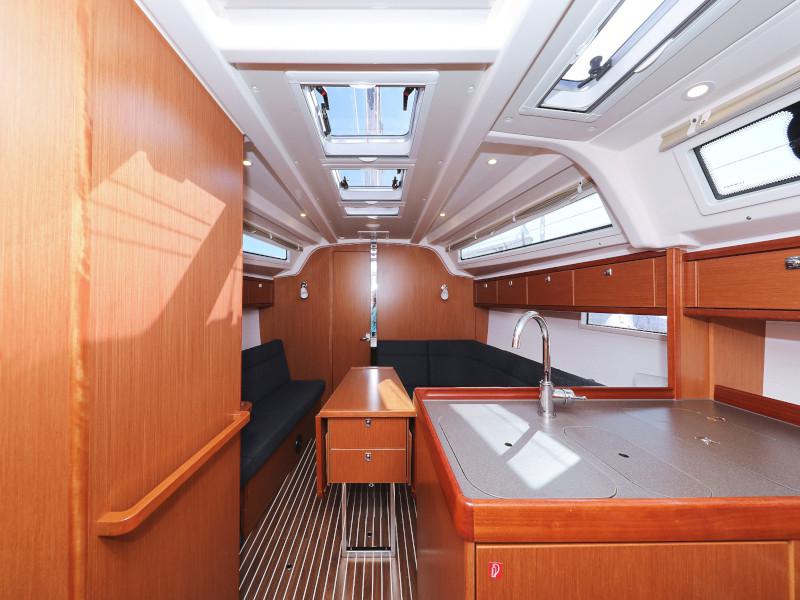 Book yachts online - sailboat - Bavaria Cruiser 37 - Lupe - rent