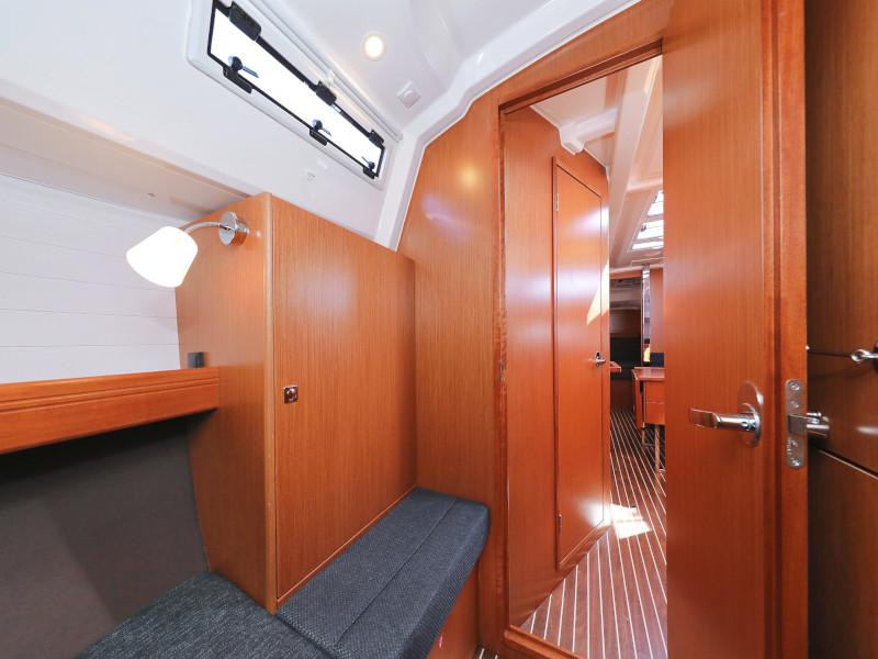 Book yachts online - sailboat - Bavaria Cruiser 37 - Lupe - rent