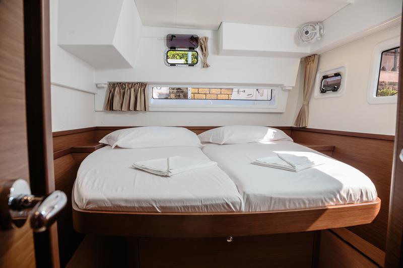 Book yachts online - catamaran - Lagoon 42 - Brivido - Premium line  - rent
