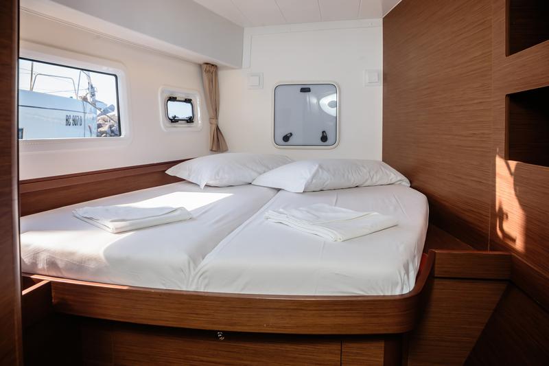 Book yachts online - catamaran - Lagoon 42 - Brivido - Premium line  - rent